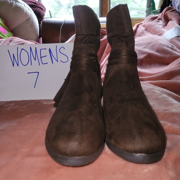Womens Size 7 SO Brown Slip On Above Ankle Tassel Accent Boots - Picture 9 of 9